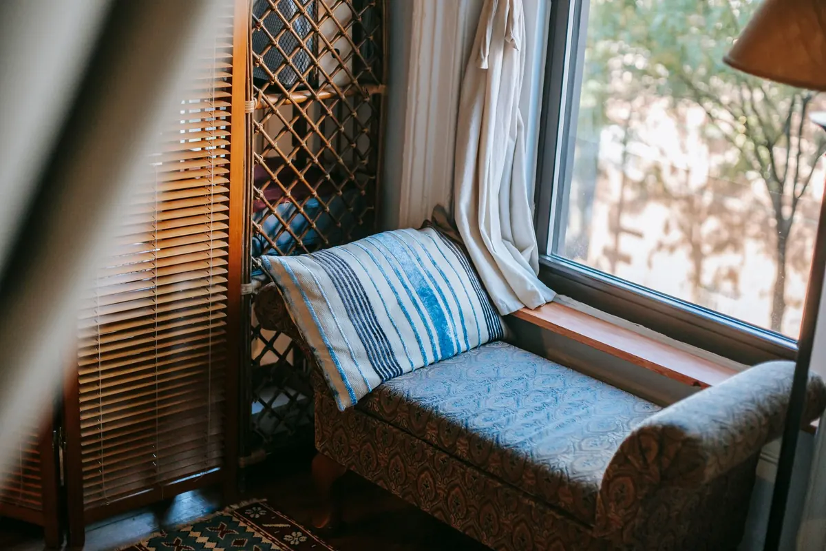 How to Create a Cozy Cottage Reading Nook in a Small Space